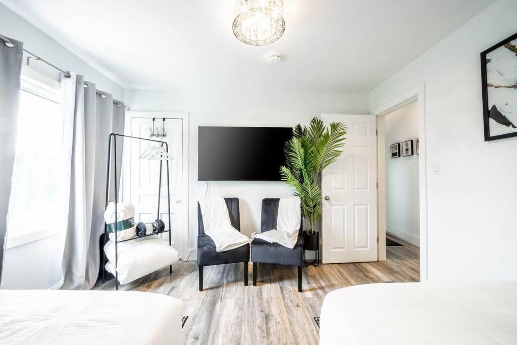 Luxury Stylish Home, Walk To Falls, Fire Pit&more Niagara Falls
