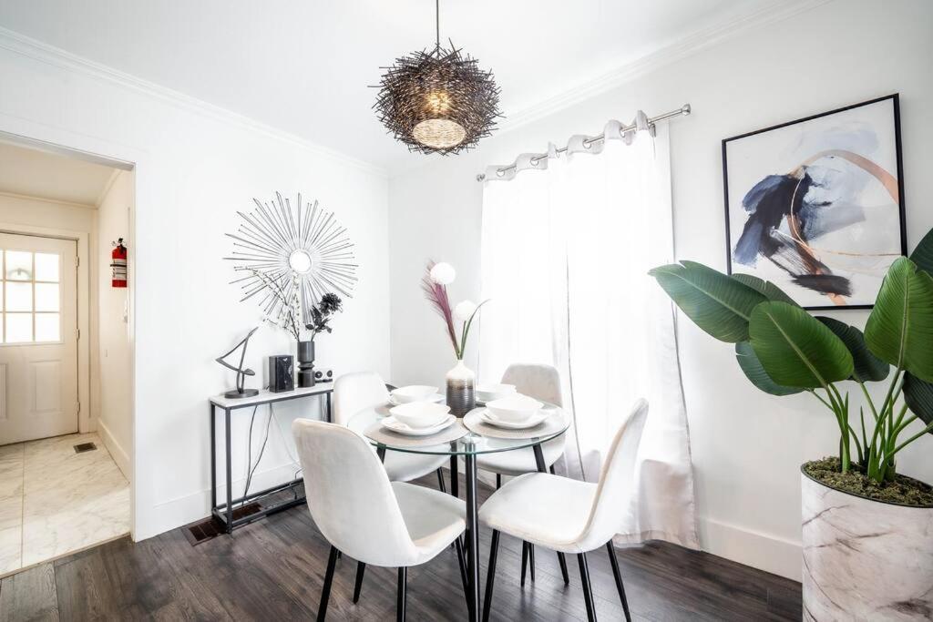 Luxury Stylish Home, Walk To Falls, Fire Pit&more Hébergement de vacances Niagara Falls