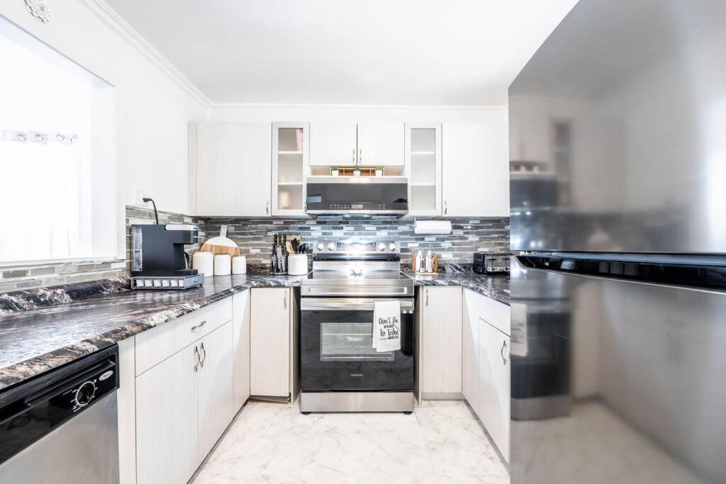 Luxury Stylish Home, Walk To Falls, Fire Pit&more Hébergement de vacances Niagara Falls