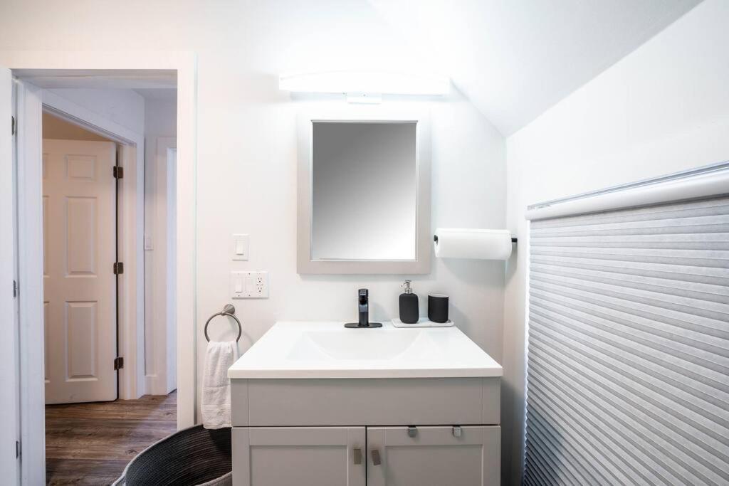 Luxury Stylish Home, Walk To Falls, Fire Pit&more Hébergement de vacances Niagara Falls